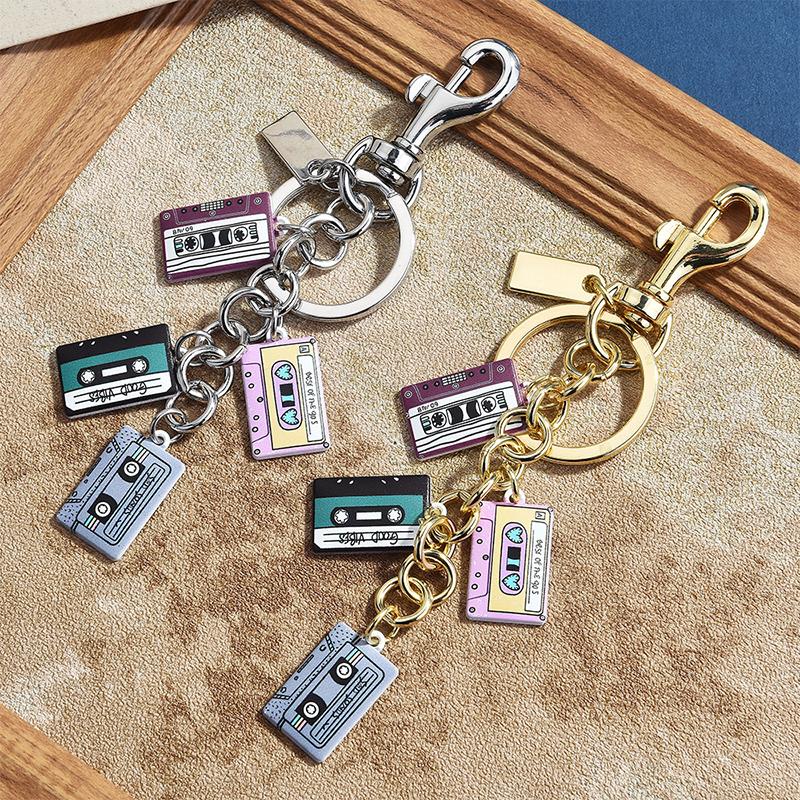 Vintage Cassette Tape Keychain - Women'S Accessories In The 90S reseña y precio